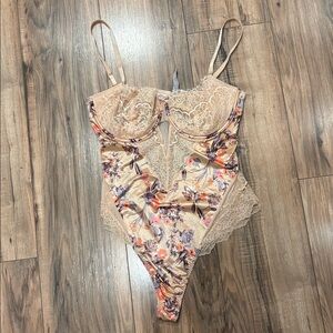 VS Victoria Secret Lingerie Thong Floral Peach Lace Sexy Underwire Bedroom Gift